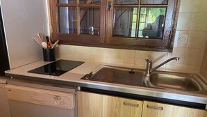 Coffee/tea maker, fridge, microwave, oven - Cozy Single-Storey House Near Forest, 500m from Beach, Parking Included (La Tranche-sur-Mer)