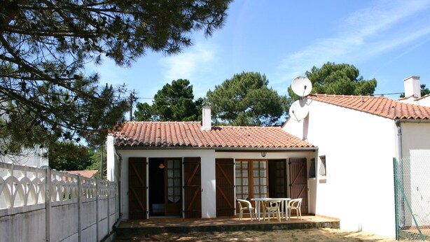 Outdoor dining - Cozy Single-Storey House Near Forest, 500m from Beach, Parking Included (La Tranche-sur-Mer)