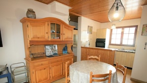 Dining - Cozy Single-Storey House Near Forest, 500m from Beach, Parking Included (La Tranche-sur-Mer)
