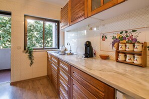 Fridge, microwave, oven, stovetop - Holiday Apartment ‘Avenida da Liberdade’ close to the Beach with Wi-Fi (Albufeira)