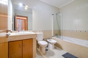 Bathtub, hair dryer, towels - Holiday Apartment ‘Da Praia’ directly by the Beach with Wi-Fi & Air Conditioning (Armação de Pêra)