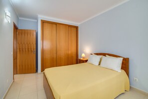 2 bedrooms, iron/ironing board, free WiFi, bed sheets - Holiday Apartment ‘Da Praia’ directly by the Beach with Wi-Fi & Air Conditioning (Armação de Pêra)