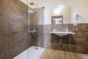 Shower, hair dryer, towels - Modern Apartment “Fiocco” with Lake View, Wi-Fi, Air Conditioning and Terrace (Malcesine)