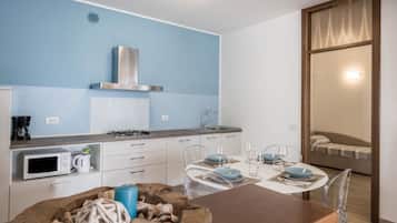 Kühlschrank, Mikrowelle, Herdplatte, Geschirrspüler