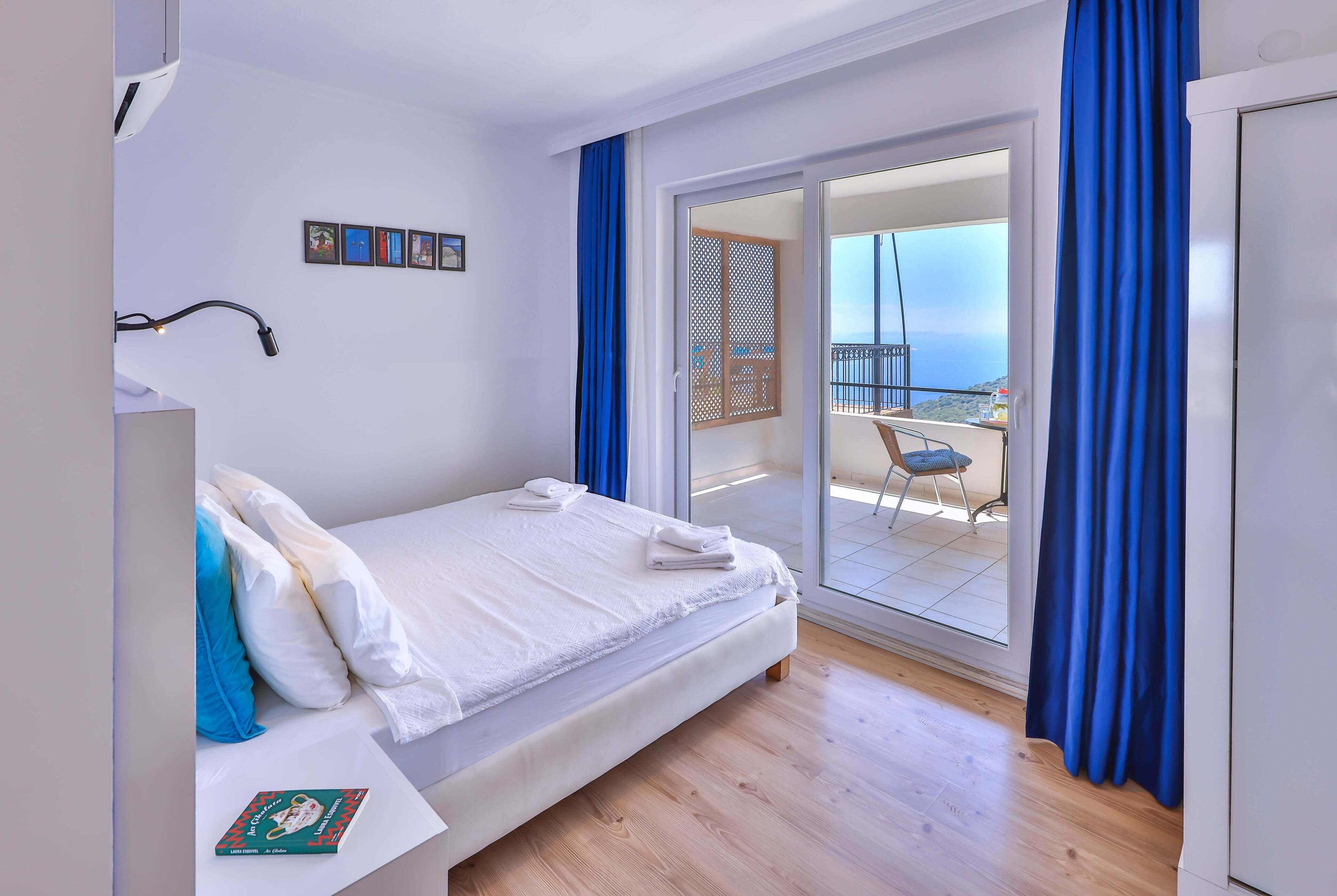 deluxe double room | 1 bedroom, in-room safe, blackout curtains, free wifi