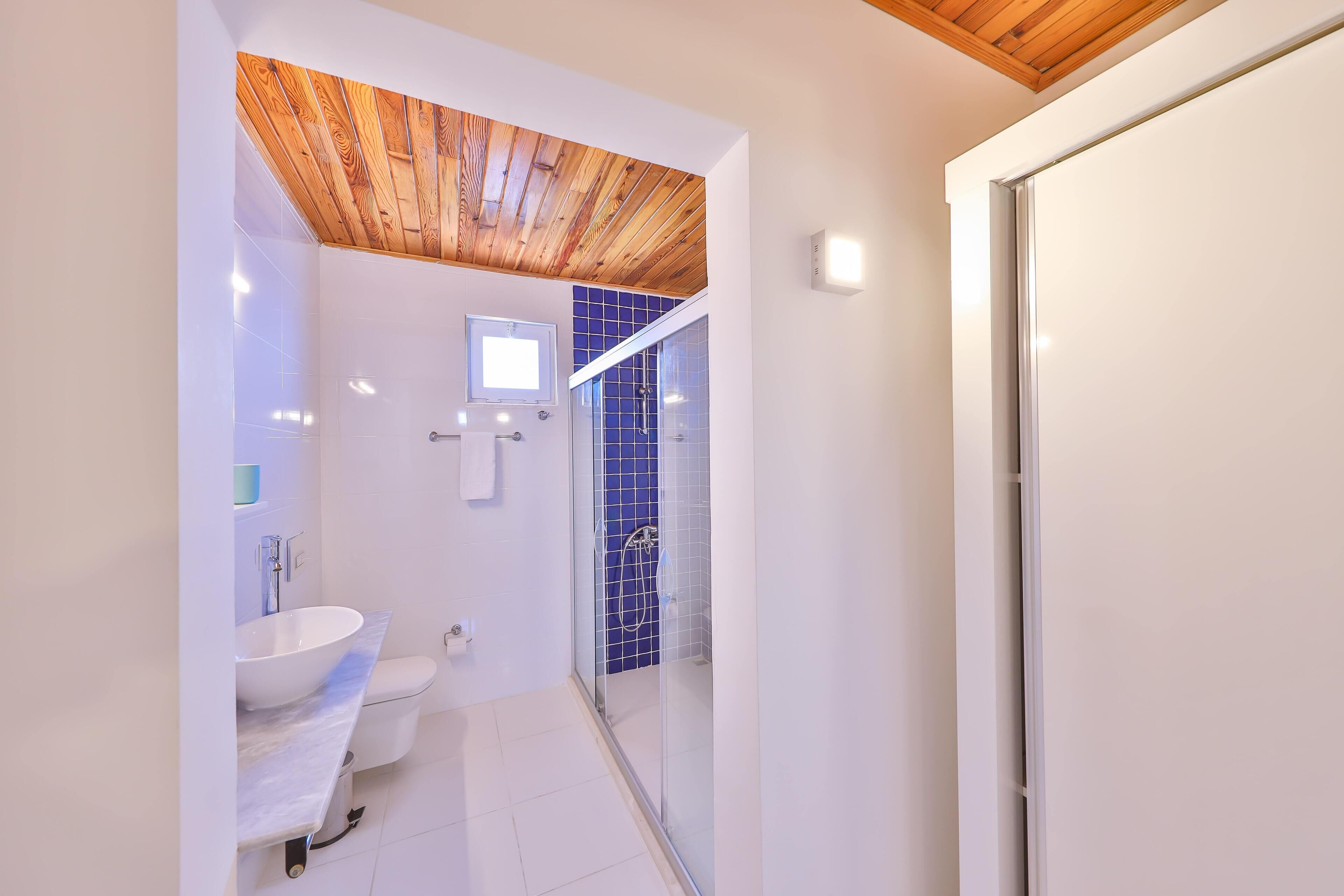 Standard Double Room | Bathroom | Shower, rainfall showerhead, hair dryer, towels