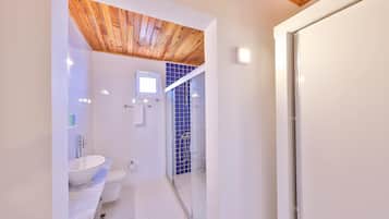 Standard Double Room | Bathroom | Shower, rainfall showerhead, hair dryer, towels