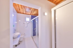 Habitación doble estándar | Baño | Regadera, regadera tipo lluvia, secadora de cabello, toallas 