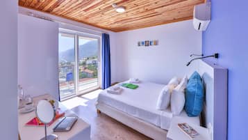 Deluxe Double Room | In-room safe, blackout drapes, free WiFi, bed sheets