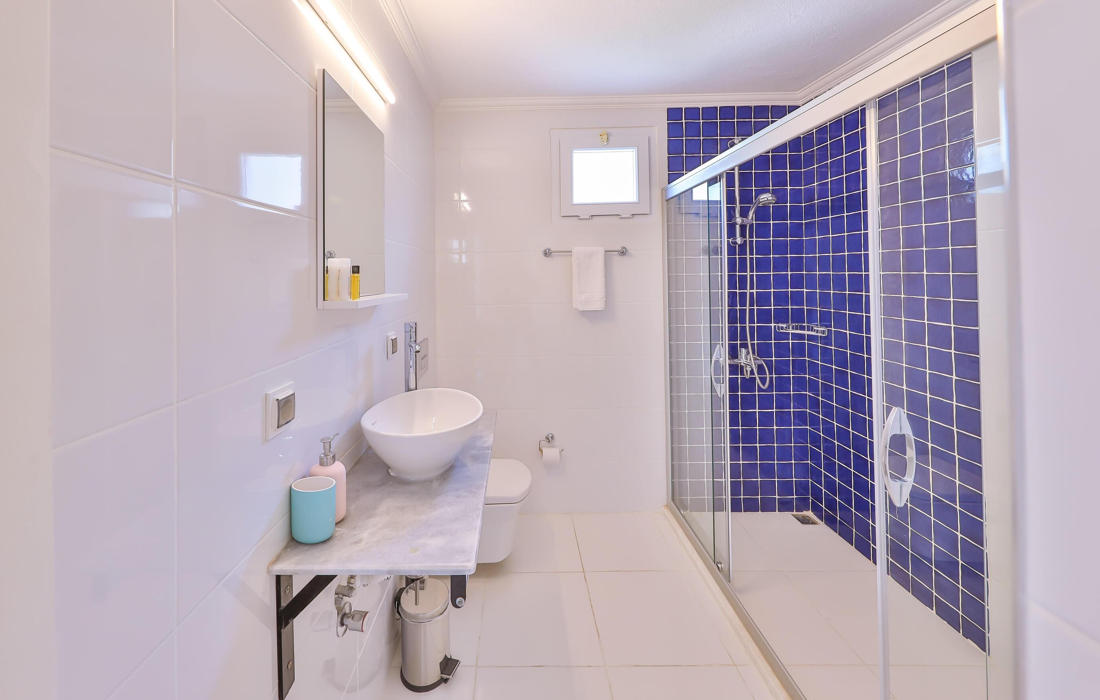 standard twin room | bathroom | shower, rainfall showerhead, hair dryer, towels