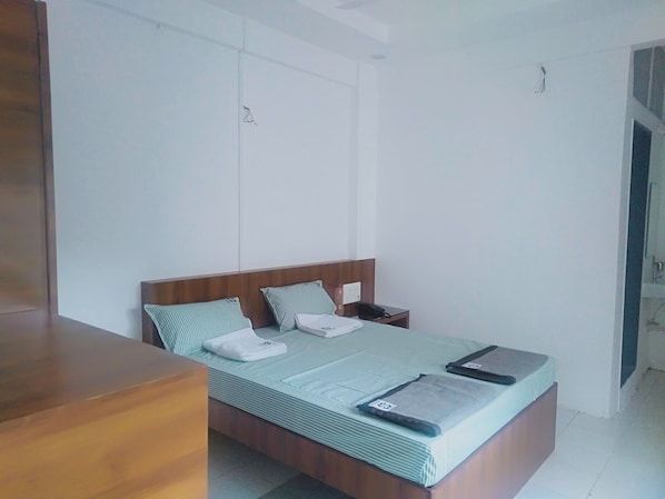 Individually decorated, desk, bed sheets - Choice Guest House Pune (Pune)