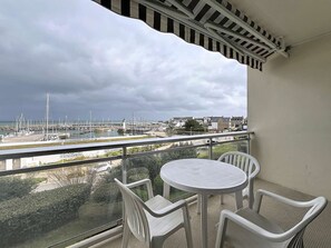 Ein Balkon mit Blick auf einen Yachthafen und Häuser.