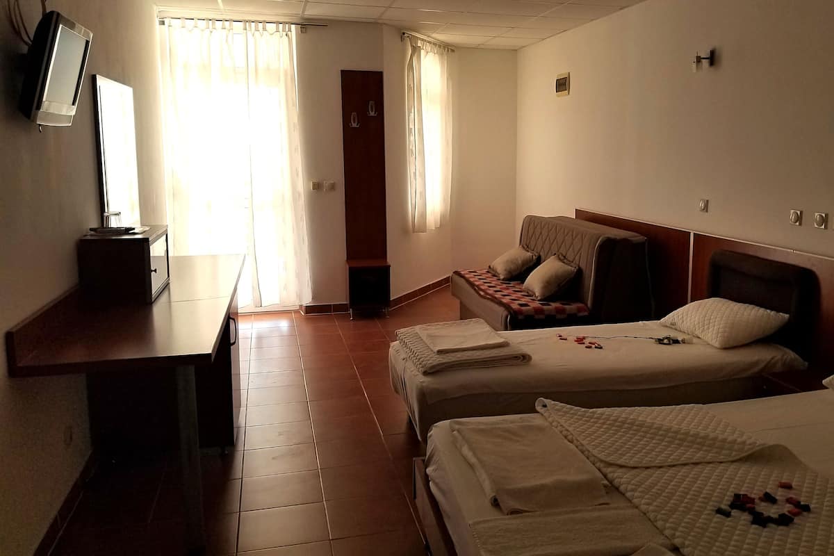 Escritorio, espacio para trabajar con laptop y wifi gratis