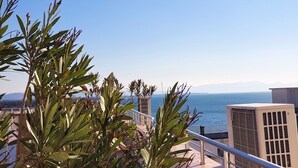 A balcony with a view of the sea and mountains. - Hotel La Rosa Negra (Ulcinj)