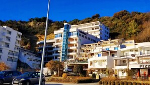 A multi-story hotel with balconies, a central elevator shaft, and a pizza restaurant. - Hotel La Rosa Negra (Ulcinj)
