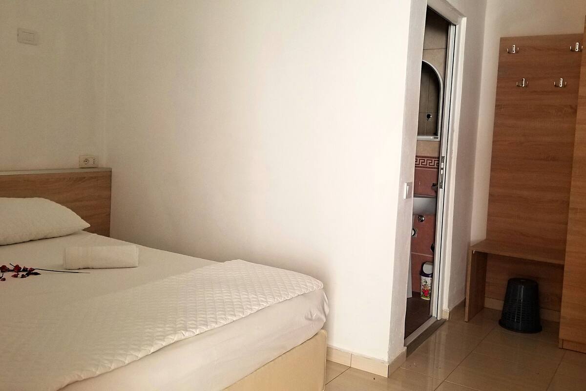 Escritorio, espacio para trabajar con laptop y wifi gratis