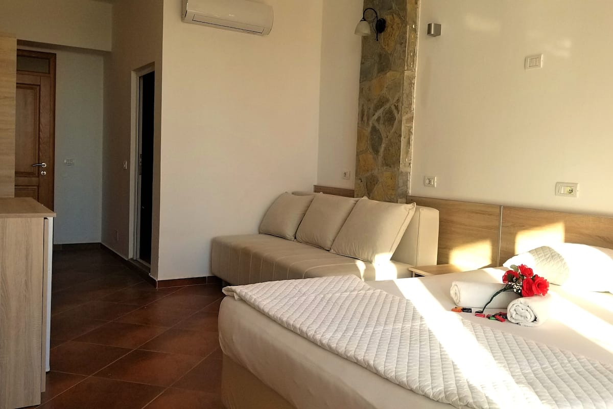 Escritorio, espacio para trabajar con laptop y wifi gratis