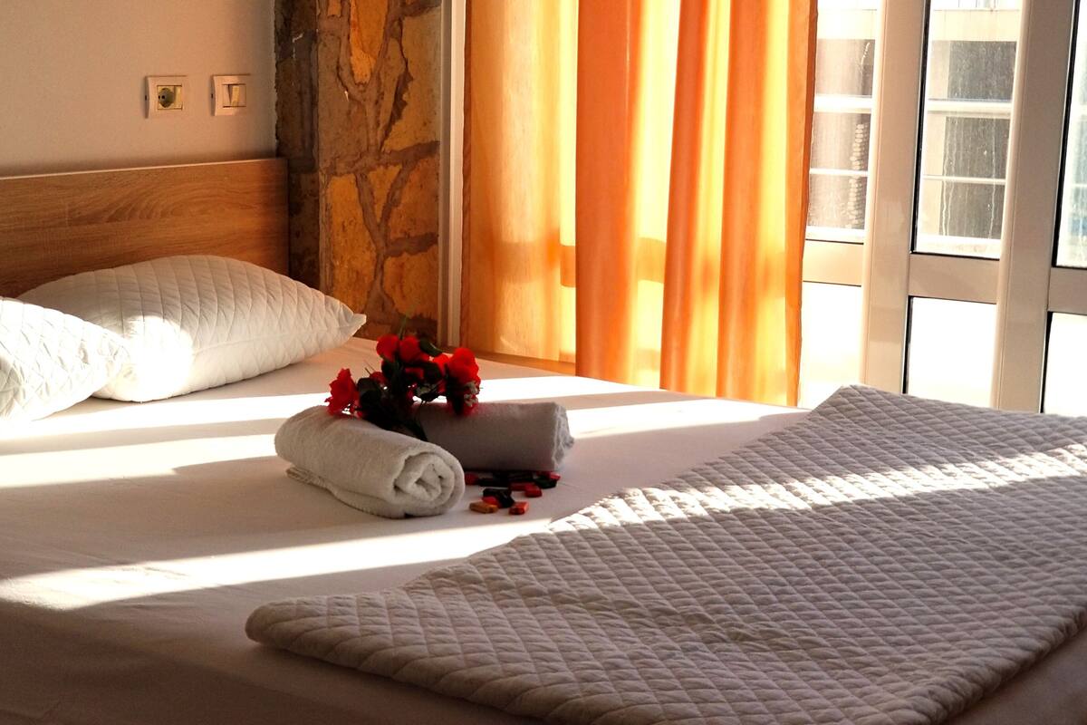Escritorio, espacio para trabajar con laptop y wifi gratis