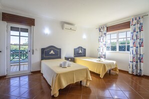 4 bedrooms, iron/ironing board, free WiFi, bed sheets