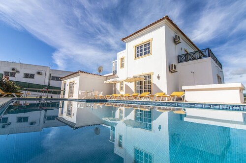 Villa Pacheco | 4 Bedrooms | Easy Walking to the Beach | Olhos de Água
