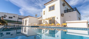 Villa Pacheco | 4 Bedrooms | Easy Walking to the Beach | Olhos de Água