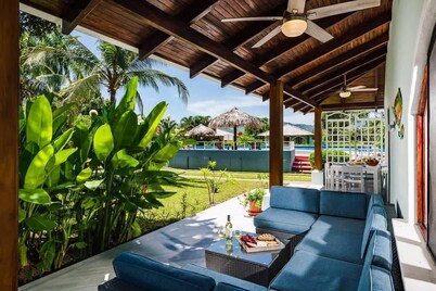 Private Patio Escape | BBQ, Pool & Jacuzzi Access