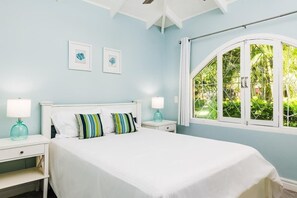 2 bedrooms, travel cot, WiFi, bed sheets - Tropical Poolside Villa | Walk to Beaches & Patio (Potrero)