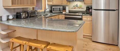 Townhome, 3 Bedrooms | Private kitchen | Fridge, microwave, oven, coffee/tea maker