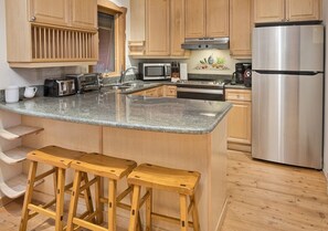 Townhome, 3 Bedrooms | Private kitchen | Fridge, microwave, oven, coffee/tea maker - Eiger 9 3 Bedroom Condo by RedAwning (Vail)