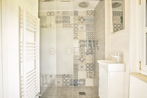 Shower, hair dryer, bidet, towels - Ypa Home, Candia Canavese Lake Nature Park   (Piemonte)