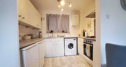 2 bedroom flat close to Heathrow, Train station & Local Amenities