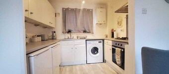 2 bedroom flat close to Heathrow, Train station & Local Amenities