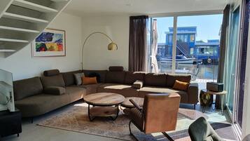 Smart TV, lareira, DVD player, livros