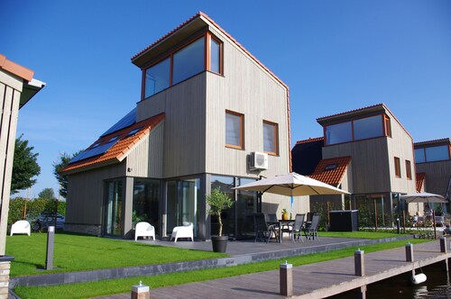 Vacation home on the water with boat, air conditioning, sauna, bike, SUP and BBQ