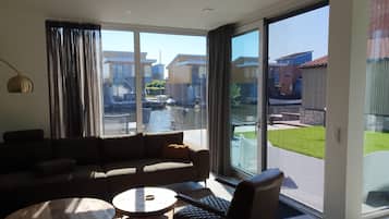 Smart TV, lareira, DVD player, livros