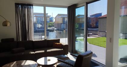 Ferienhaus am Wasser mit Boot, Airco, Sauna, Fahrrad, SUP und BBQ