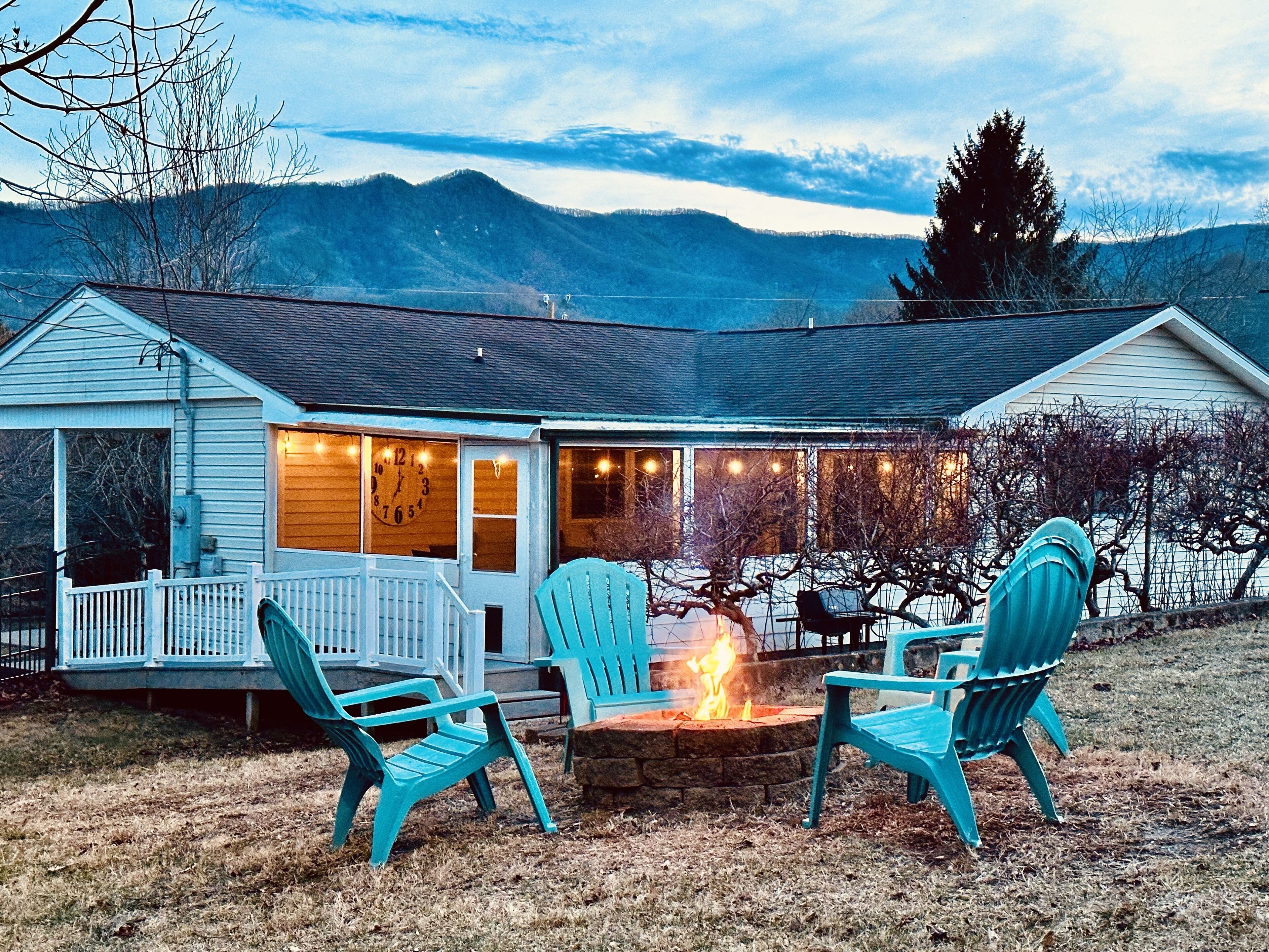 *Mtn Views* 2 blocks to downtown Blk Mtn; Large fenced yard and Screened porch