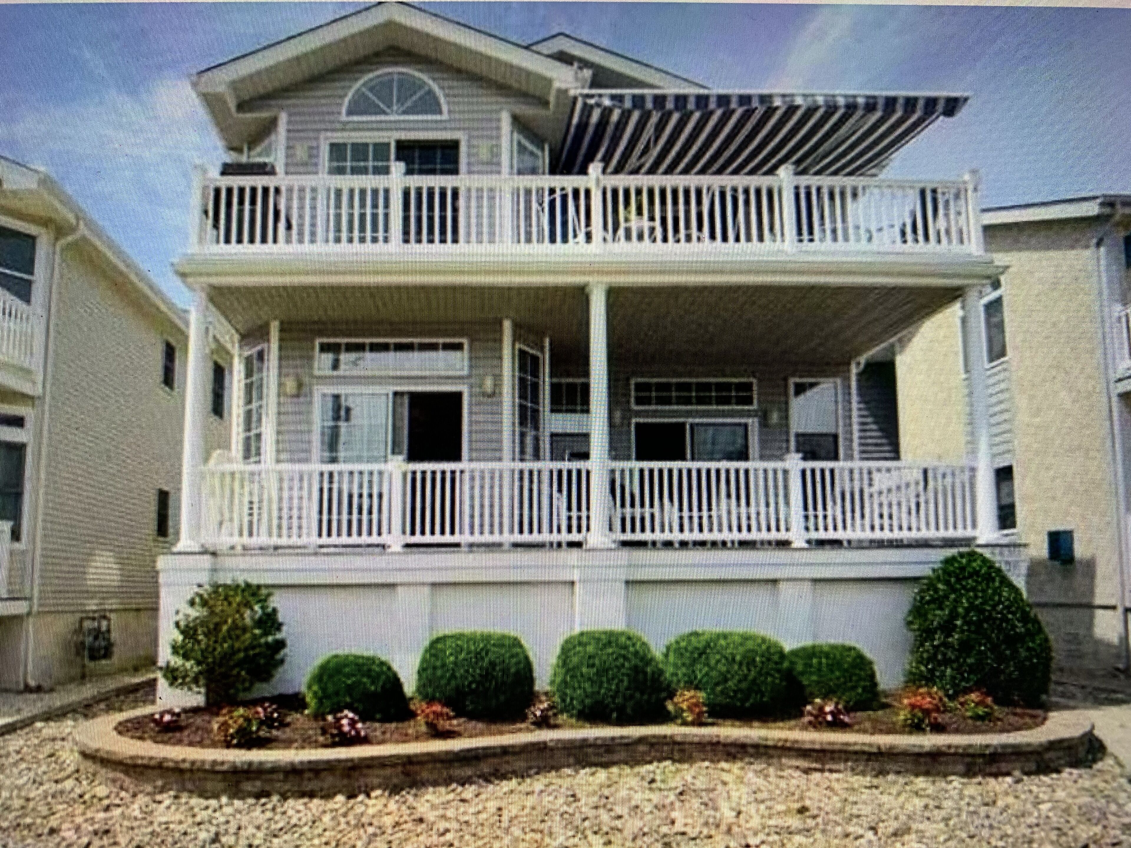 Beautiful Southend 1st Floor condo 1 block from the beach