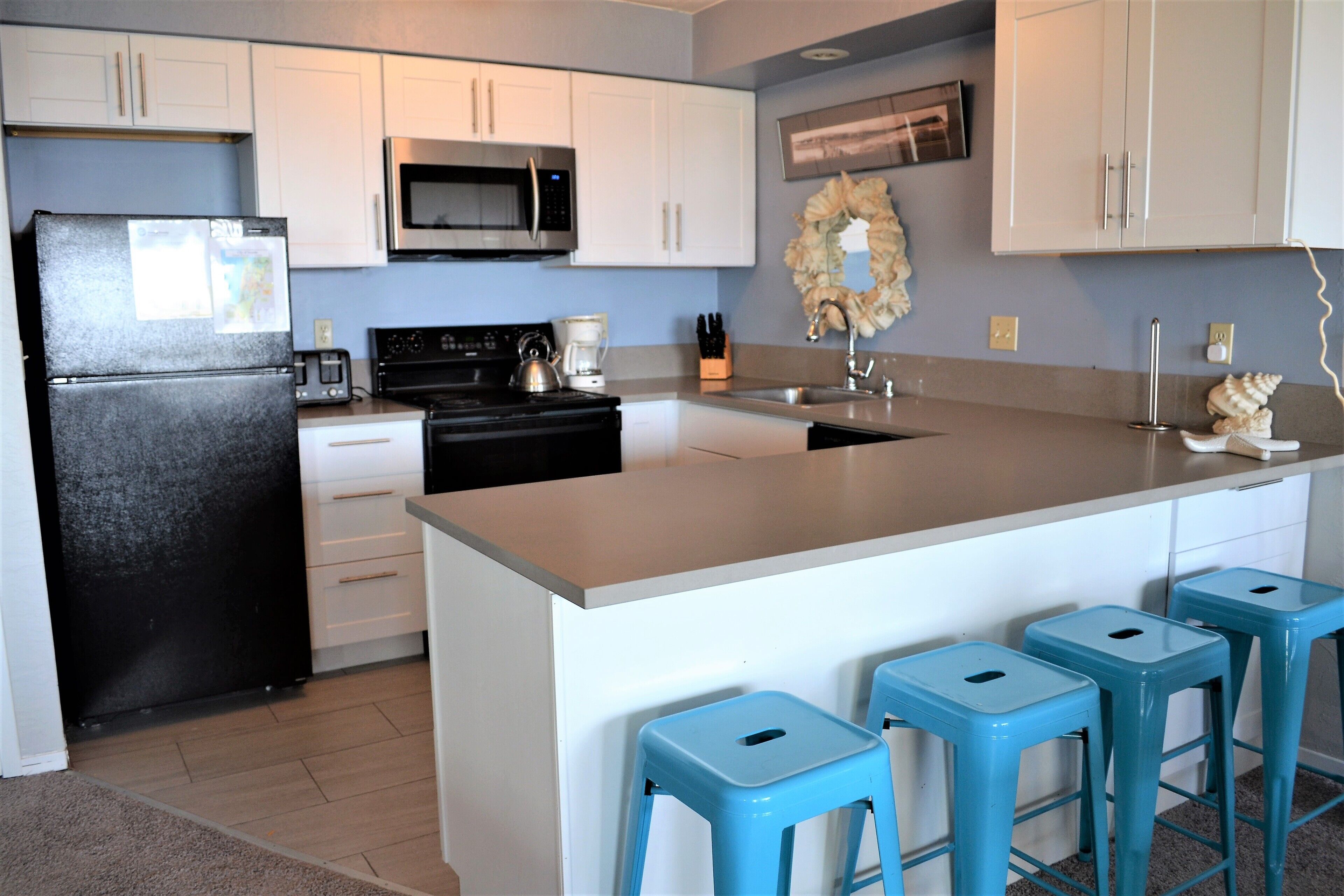 Fridge, oven, dishwasher, coffee/tea maker