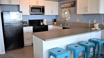 Fridge, oven, dishwasher, coffee/tea maker