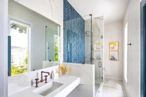 Een douche, een haardroger, handdoeken