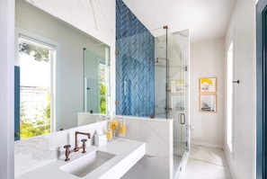 Shower, hair dryer, towels - Blue Room at the Grand Maloney (Key West)