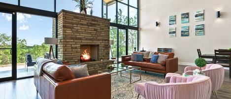 Televisión, chimenea y estéreo