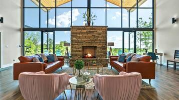 Televisión, chimenea y estéreo