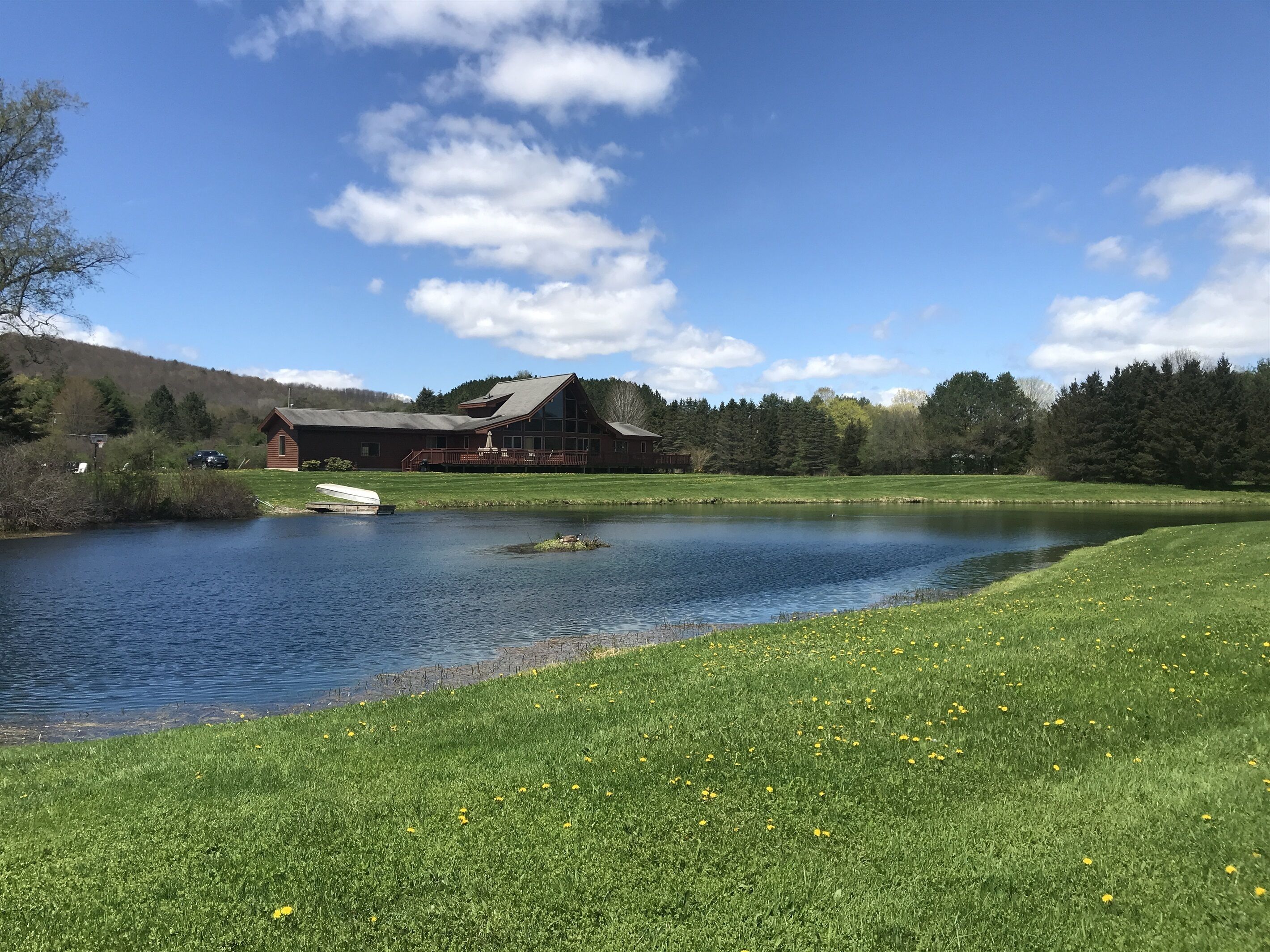 Apple Tree Pond - 11 acres with Pond - Sleeps 10 Guests