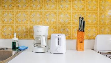 Lò vi sóng, máy rửa bát, vỉ nướng, dụng cụ nấu nướng/bát dĩa/dao nĩa