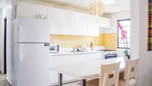 Four à micro-ondes, lave-vaisselle, plaque chauffante