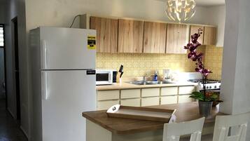 Ketuhar gelombang mikro, mesin basuh pinggan mangkuk, pemanggang