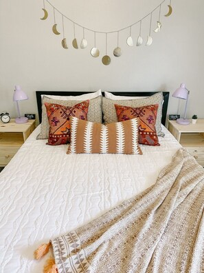 3 habitaciones, escritorio, tabla de planchar con plancha y wifi gratis