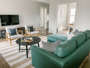 Een smart-tv, een open haard en boeken